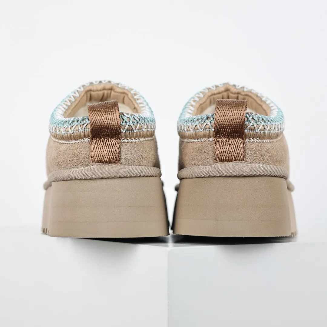 Pick up locally 💰540 The core recommendation is good price UGG Tazz series Sand color half-flops Xiaohongshu hot model Henan Longfeng leather production Sheepskin integrated Top quality in the market Waterproof upper material 2-3 cm cashmere insole to keep warm in winter and a very suitable choice for home use UUG has launched a style series in the new year, partly skewed towards the preferences of young consumers, and has also been at the forefront of fashion trends. Shoe body material Water-repellent coated suede upper 17mm UGGPURE™ implanted wool insole Lightweight non-slip comfortable rubber outsole With brand LOGO Trademark Comes with full packaging Size: 35 36 37 38 39 40